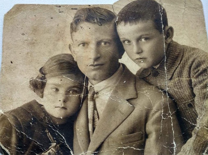 ai restore old photo